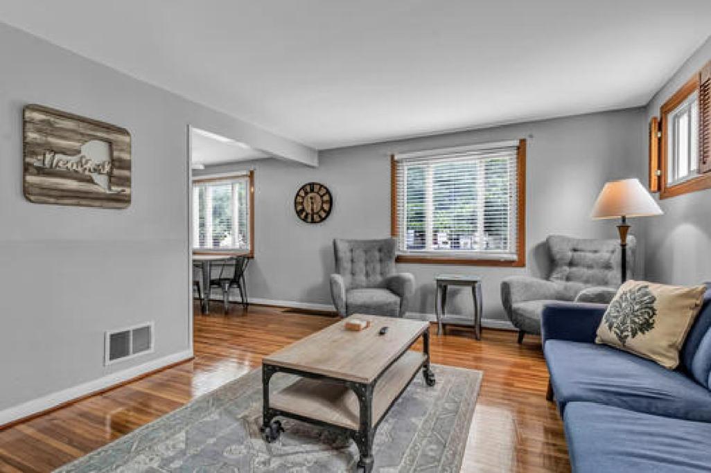 Gorgeous 2 Queen Bedroom Lower Apartment In North Buffalo With Free Driveway Parking Luaran gambar