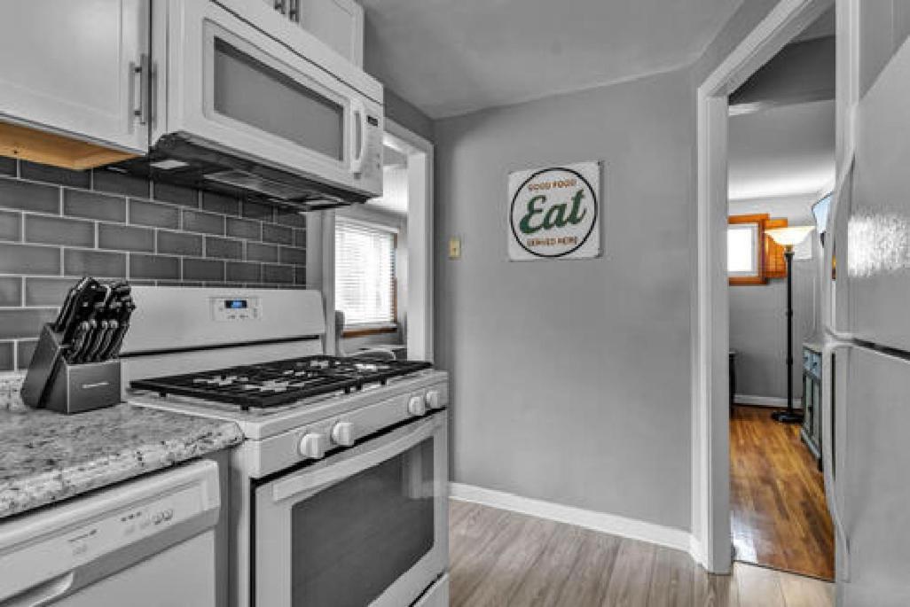 Gorgeous 2 Queen Bedroom Lower Apartment In North Buffalo With Free Driveway Parking Luaran gambar