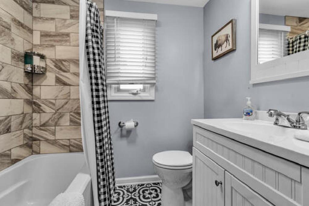 Gorgeous 2 Queen Bedroom Lower Apartment In North Buffalo With Free Driveway Parking Luaran gambar
