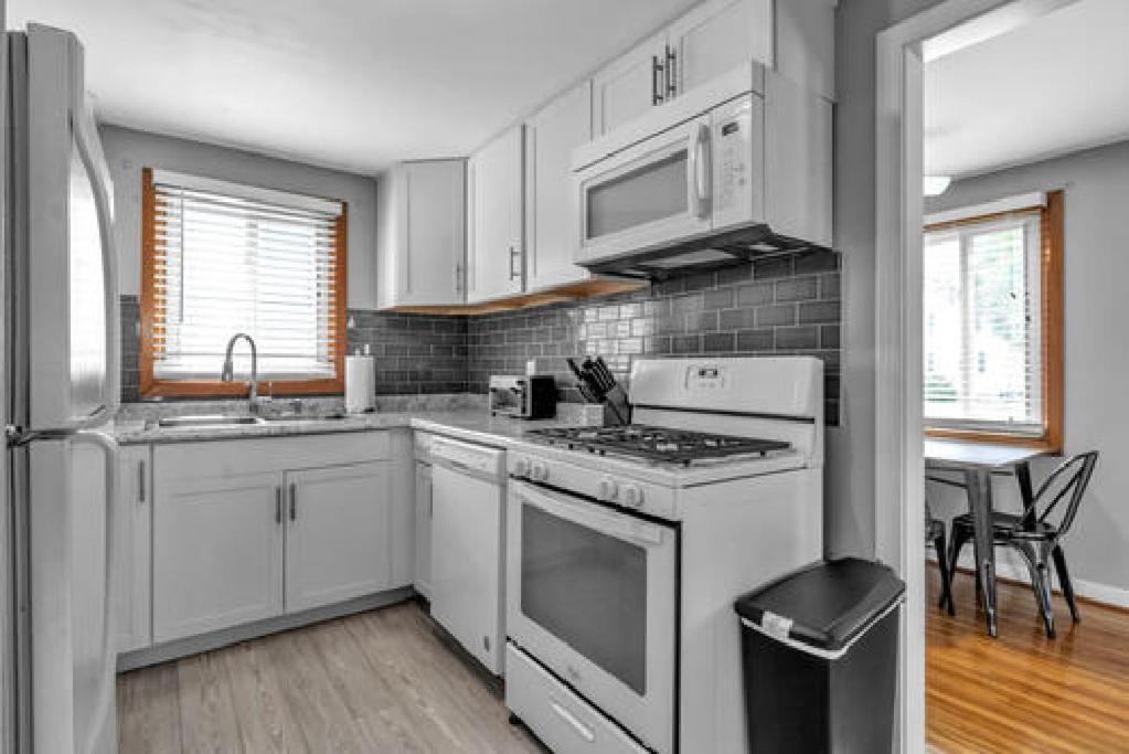 Gorgeous 2 Queen Bedroom Lower Apartment In North Buffalo With Free Driveway Parking Luaran gambar